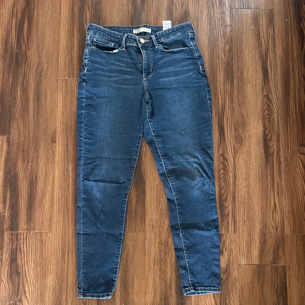 Levi Dark Blue Mid Rise Women’s Skinny Jeans. 10M or W30/L30